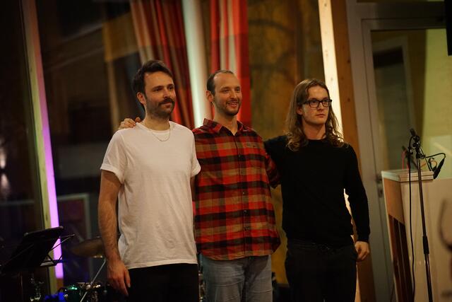 Nach dem Konzert, vor dem Geburtstagsständchen: Clemens Rofner (Bass), Simon Springer (Schlagzeug) und Jakob Zimmermann (Piano) (v.l.) | Foto: Matt