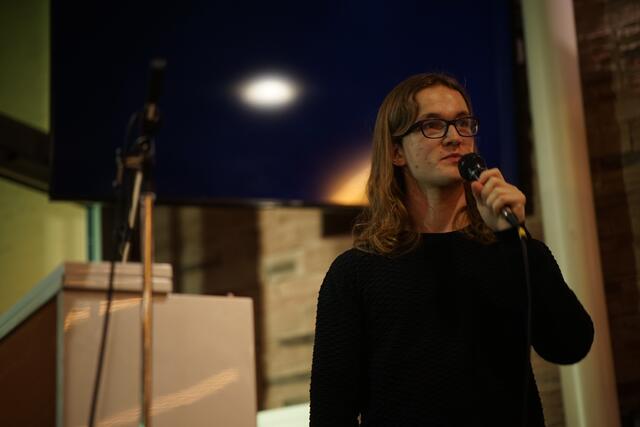 Die Ansprachen sind kurz, die Songs dafür länger – langweilig ist aber nichts, was Jakob Zimmermann mit dem Publikum teilt. | Foto: Matt