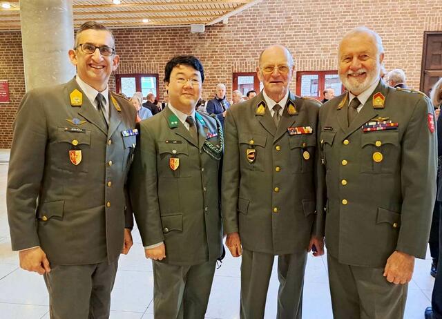 Die Österreichische Delegation der AKS v.l.n.r.:
- Obst Michael Jedlicka,
- Kpl Matthias Lee,
- Obst i.R. Mag. Bernhard Meurers
- Obst i.R. Hans Machowetz