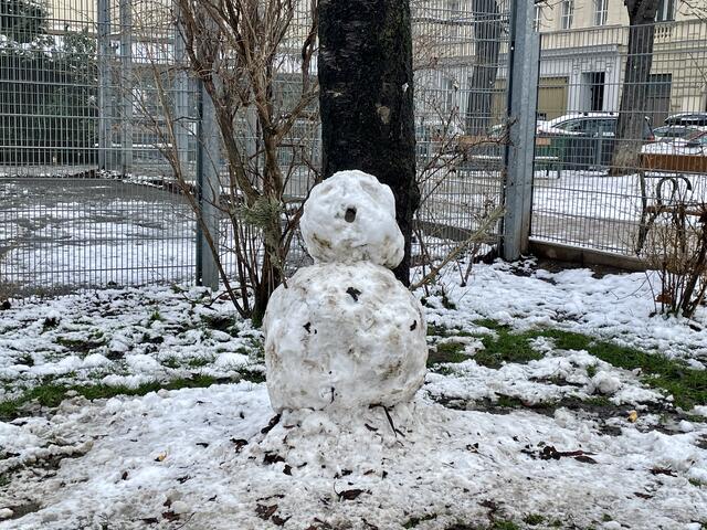 Ein bissi schmutzig ist er schon, macht aber nichts! Die Wiedner freuen sich trotzdem über diesen lieben Schneemann. | Foto: Barbara Schuster/RMW