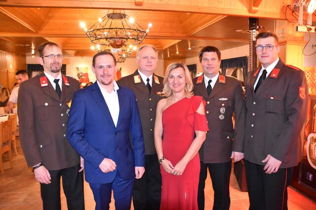 (v.l.) Gemeinderat David Artner, Vizebürgermeister Markus Binder, Kommandant Christian Jäger, Bürgermeisterin Bettina Zentgraf, Vize-Kommandant Gerhard Rechnitzer und Gemeinderat Wolfgang Gress. 