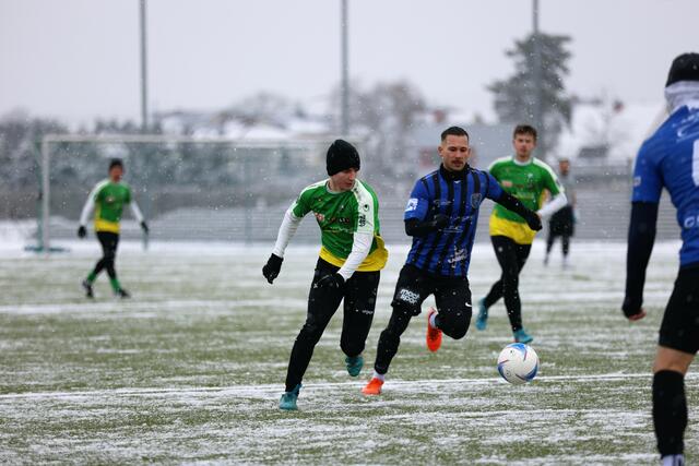 Haka Trauns Außenspieler Nedim Tekesic (l.) im Zweikampf. | Foto: Reischl