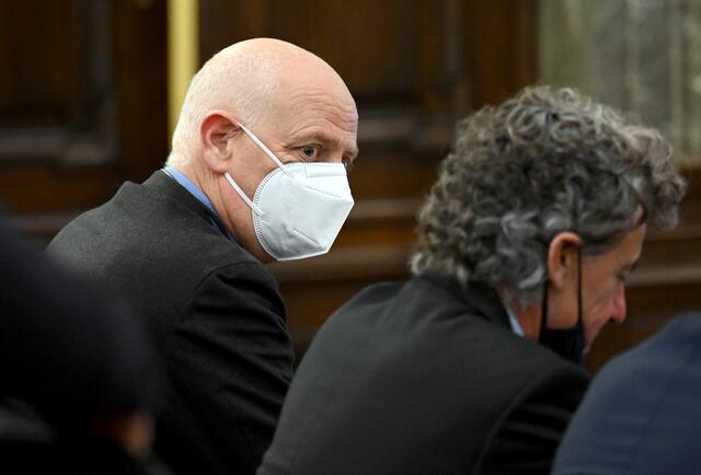 Der Hauptangeklagte Christoph Chorherr (l.) und der Mitangeklagte Michael Tojner am Montag am Landesgericht für Strafsachen in Wien. | Foto: ROLAND SCHLAGER / APA / picturedesk.com
