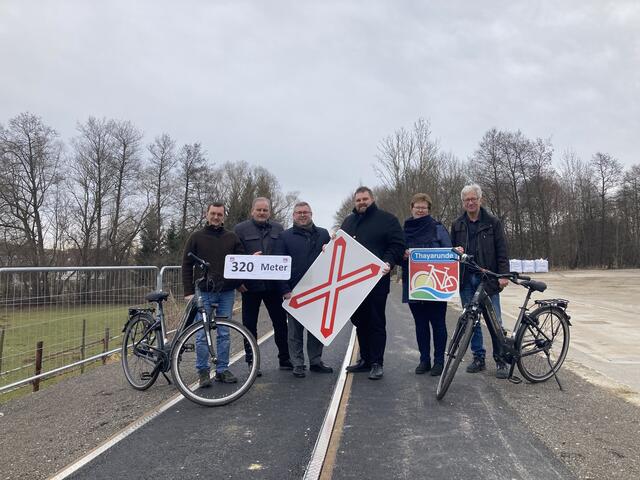 Nikolaus Noé Nordberg, Eduard Köck, Ludwig Schleritzko, Michael Litschauer, Maria Knoll und Andreas Juhász (v.l.) auf der "längste Bahnkreuzung in NÖ". | Foto: Zukunftsraum Thayaland