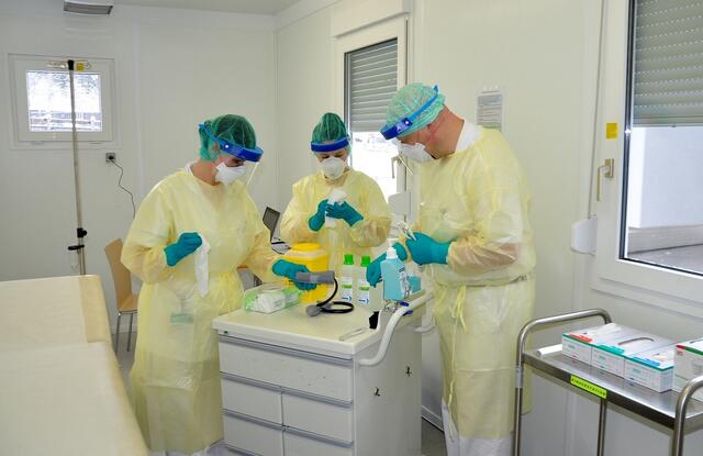 Die Petition zur Aufhebung der 3-G Regel und der Maskenpflicht für Klnikmitarbeiter wurde dem Gesundheitsminister übermittelt.  | Foto: Albin Ritsch