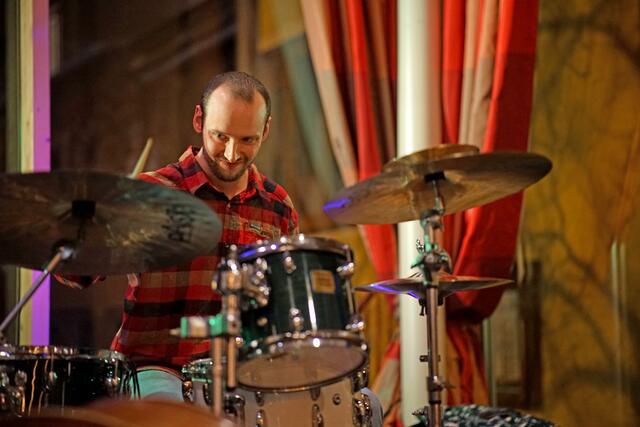 So schaut Rhythmusfreude aus: Simon Springer am Schlagzeug | Foto: Matt