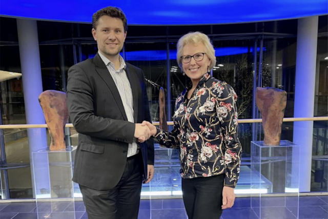 ÖVP-Parteiobmann Vbgm. Thomas Neidl mit der neuen Stadträtin Adelheid Ebenberger.
 | Foto: OÖVP Leonding