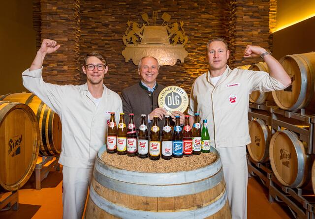  Große Freude herrscht bei Stiegl über den sensationellen Erfolg bei der DLG-Qualitätsprüfung: im Bild Stiegl-Chefbraumeister Christian Pöpperl (Bildmitte) mit den Brauern Reinhold Pretterhofer (li) und Christof Eidenhammer. | Foto: wildbild