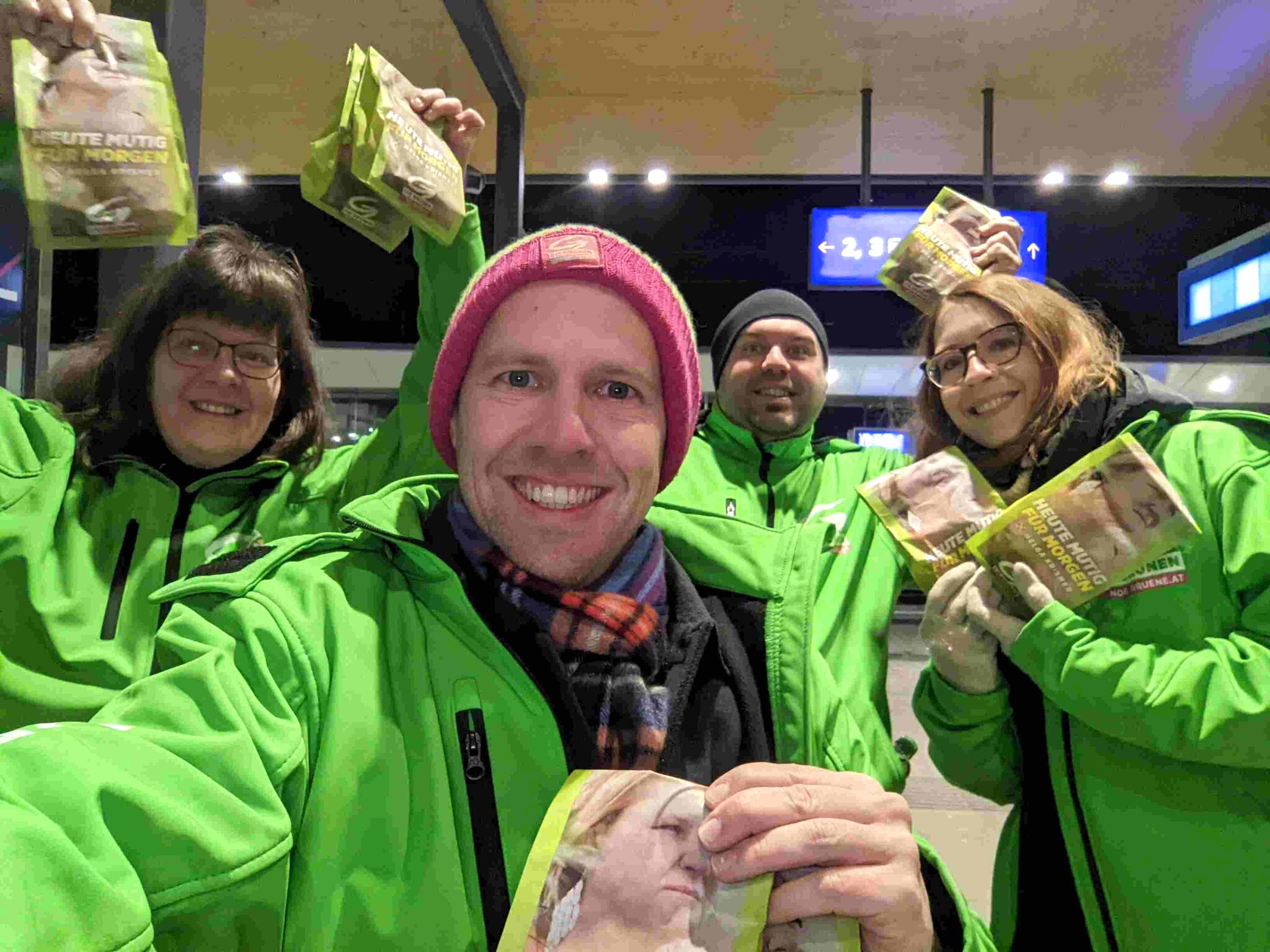 GrünenAktion am Bahnhof Hollabrunn Spitzenkandidat Ecker will