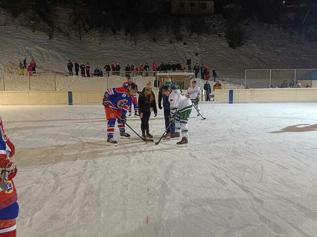 Beim Puck-Einwurf zum Spiel Dark Green Ravens versus EHC Lokomotive Untersberg, 21. Jänner 2023. | Foto: Pascal Aigner