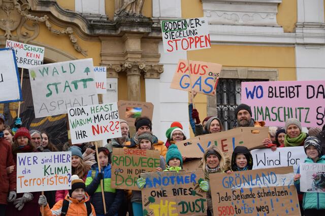 Mit vielen Botschaften, Forderungen und jeder Menge Überzeugung und Engagement zog "Stockerau for Future" durch die Lenaustadt. | Foto: Sandra Schütz