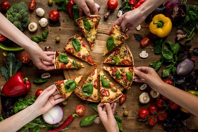 Die BezirksRundSchau hat mit Hilfe ihrer Facebook-Gemeinschaft Lokale im Bezirk Ried zusammengesucht, die preiswerte Mittagsmenüs anbieten.
 | Foto: PantherMedia/VadimVasenin