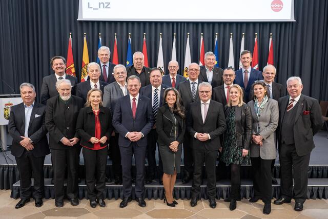Stelzer und Luger mit den Honorarkonsulinnen und Honorarkonsuln im Steinernen Saal des Linzer Landhauses. | Foto: Land OÖ/Peter Mayr