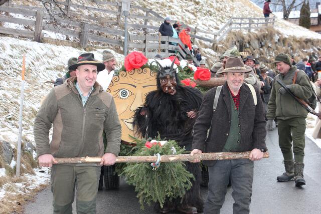 Der rund 50 Meter lange und 159 Jahre alte Bloch musste durchs Dorf und wurde zum Dorfplatz gezogen. | Foto: Schwarz