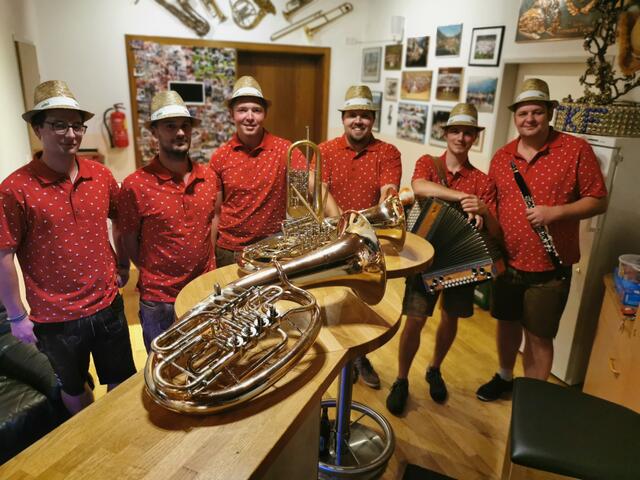 Die Spritis: „Wir bleiben die gleichen Leute, wir spielen die gleiche Musik, nur unter neuem Namen“, erklären Ståmmtisch Musi auf Facebook. | Foto: Ståmmtischmusi