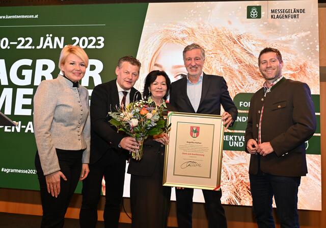 Die überraschte Angelika Hafner freute sich über die Ehrenurkunde, welche ihr von Bürgermeister Christian Scheider, Messepräsident Harald Kogler sowie von Vizebürgermeister Philipp Liesnig und Stadträtin Sandra Wassermann überreicht wurde.
 | Foto: StadtKommunikation/Hronek