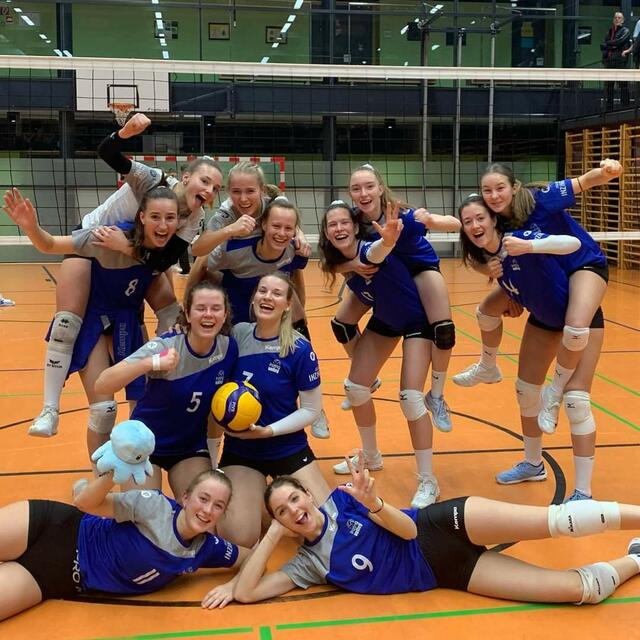 Der fulminante Sieg im Tiroler Derby wurden von den Inzingvolleys nach einem spannenden Spiel gebührend gefeiert.  | Foto: SU Inzingvolley