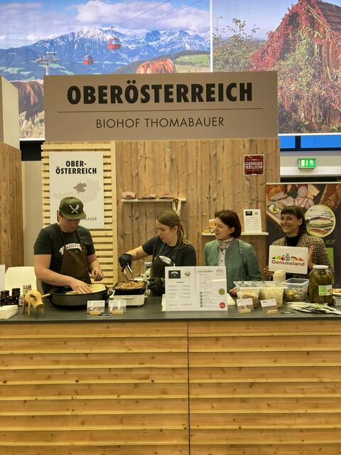 Simon und Elisabeth Humer vom Biohof Thomabauer, Landesrätin Michaela Langer-Weninger und Genussland OÖ-Leiterin Birgit Stockinger. | Foto: Land OÖ/Elisabeth Hasl