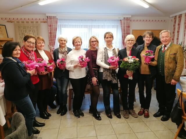 Bei der Jahreshauptversammlung der Frauenbewegung Diex (von links): Martina Kassl, Resi Kupferschmied, Sophie Kreuter, Maria Polessnig, Roswitha Polessnig, Bezirksobfrau Sarah Klatzer, Obfrau Maria Kreuter, Margit Aichwalder, Maria Rabitsch und Altbürgermeister Anton Polessnig