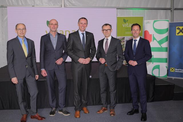 Am 19. Jänner wurde das hochmoderne Vitana Werk in Guntramsdorf eröffnet. Manfred Rotheneder, Manfred Speiser, Landesrat Jochen Danninger, Klaus Hraby und Markus Pois (v.l.). | Foto: efko/Hinterramskogler