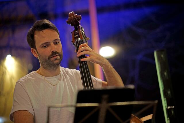 Ein Bass-Meister, elektrisch wie akustisch: Clemens Rofner | Foto: Matt