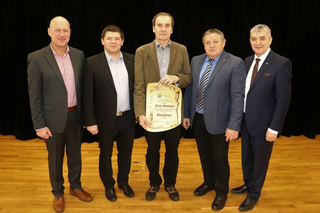 Vizebürgermeister Hansjörg Schrammel, Bürgermeister Emmerich Zax jun., Ehrenbürger Franz Gombots jun., Ehrenbürger Emmerich Zax, ehemaliger Bürgermeister Walter Temmel (v.l.) bei der Verleihung