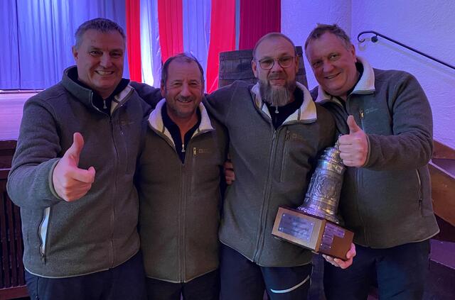 Die Breitenwanger Herren nehmen den Wanderpokal des EC Schwangau mit nach Hause. | Foto: SCB