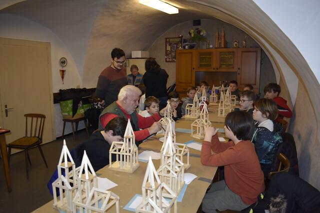 Mit Geschick und Fingerspitzengefühl wurde zuerst das Holzgerüst zusammengebaut und dann mit der Papierhülle beklebt.