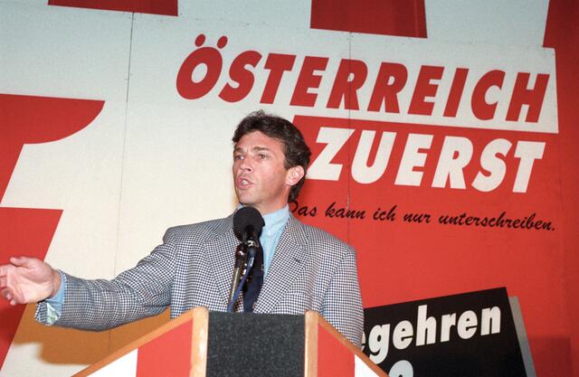 Unter dem damaligen Polit-Star der FPÖ, Jörg Haider, befand sich der Rechtspopulismus Anfang der 90er-Jahre in Österreich (wieder einmal) im Aufwind. Höhepunkt der fremdenfeindlichen Politik war das von den Freiheitlichen initiierte Volksbegehren "Österreich zuerst". | Foto: Ulrich Schnarr / APA-Archiv / picturedesk.com