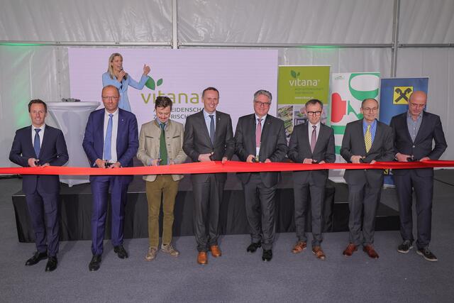 Feierliche Eröffnung der hochmodernen Vitana Produktionsstätte. Markus Pois, Reinhard Schwendtbauer, Matthias Ecker, Landesrat Jochen Danninger, Bürgermeister Robert Weber, Klaus Hraby, Manfred Rotheneder und Manfred Speiser (v.l.). | Foto: efko/Hinterramskogler
