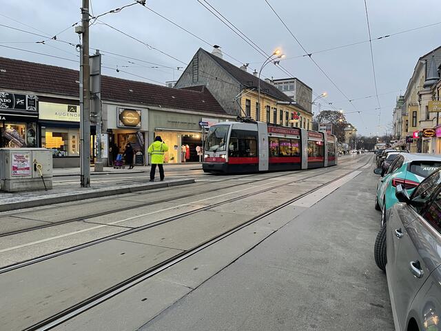 Die defekte Weiche soll samt Gleisen im Sommer getauscht werden - da will der Bezirk gleich zwei Fliegen mit einer Klappe schlagen und den Anna-Strauss-Platz bei der Haltestelle Dommayergasse klimafit umgestalten. | Foto: Kautzky