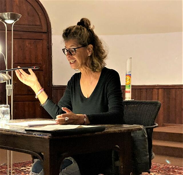Hannah Hohloch liest am 8. Februar aus "Menschen in Not" von Julius Madritsch. | Foto: Hannah Hohloch