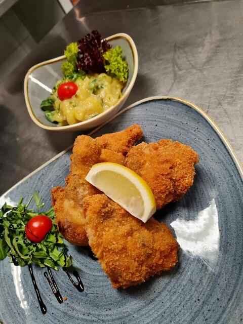 Im Gasthaus Auerhahn gehört zum Mittagsgericht ein Salat oder Gemüse dazu.  | Foto: Hörschläger