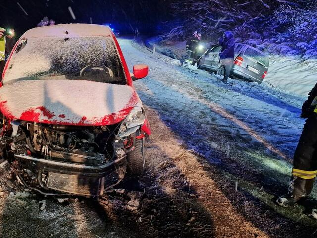 Am Samstag, den 21. Jänner, wurde die Freiwillige Feuerwehr Mettmach um 17.15 Uhr zu einem Verkehrsunfall mit eingeklemmter Person auf der L503 Oberinnviertler Landesstraße in Nösting alarmiert. | Foto: Freiwillige Feuerwehr Mettmach