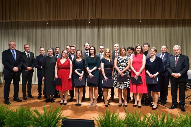 Die neuen Oberärzte gemeinsam mit Geschäftsführung und Ärztlicher Direktion beim
Ärzteneujahrsempfang 2023 am Klinikum Wels‐Grieskirchen. | Foto: Klinikum Wels‐Grieskirchen / Werner Gattermayr