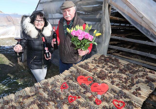 Maria und Willi Opitz präsentieren stolz den für sie romantischsten Wein Österreichs. | Foto: Reinhard Judt