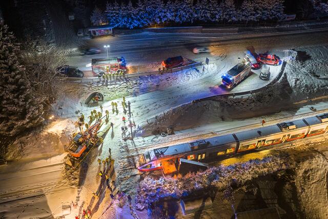 In Bruck an der Glocknerstraße kam es gestern Abend zu einer schweren Kollision zwischen einem Lkw und einem Zug.  | Foto: LPD Salzburg