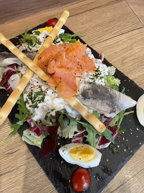 Auf die richtige Mischung der Zutaten wird beim „Thunfisch“-Heringssalat geachtet. | Foto: MeinBezirk.at