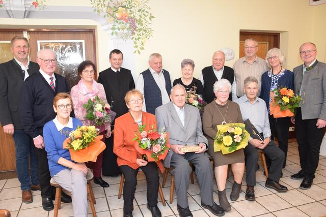  Vize Bürgermeister Leopold Krondorfer, Engelbert Wasinger (80er), Maria Leitner (80er), Pater Laurentius Resch, Josefine und Georg Wasinger (Goldene Hochzeit), Franz Ritt (80er), Engelbert und Anna Sonnleitner (Goldene Hochzeit), Bürgermeister Johann Spreitzer
sitzend: Mathilde Bruckner (80er), Anna Riegler (80er), Hermann Bürger (90er), Leopoldine (80er) und Johann Vorderwinkler (Goldene Hochzeit) | Foto: Marktgemeinde Seitenstetten
