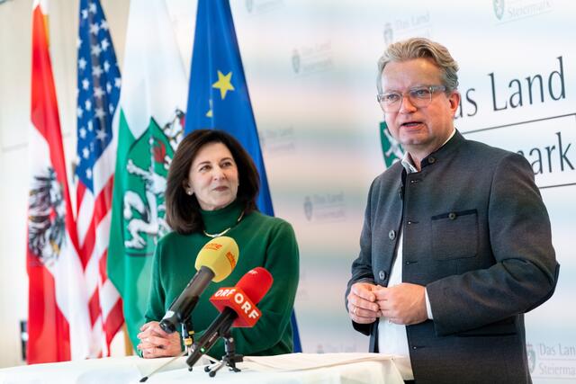 Vor dem Nightrace trafen sich US-Botschafterin Victoria Reggie Kennedy und LH Christopher Drexler zu Gesprächen in Schladming. | Foto: Land Steiermark/ Binder