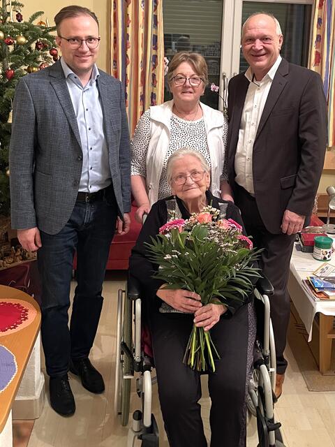 Theresia Csar aus Olbendorf wurde 90 Jahre alt. Bgm. Wolfgang Sodl und Vbgm. Florian Ohrenhofer gratulierten im Beisein der Familie und überreichten einen Gutschein und einen Blumenstrauß. | Foto: Gemeinde Olbendorf