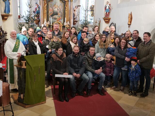 Die neun Täuflinge aus dem Jahr 2021 mit Eltern, Geschwistern und Paten: Theodor Semper, Alois Zimmermann, Leonie Strobl, Johannes Schuecker, Maximilian Moisl, Elina Noschiel, Niklas Buxbaum, Lionel Bindreiter und Luca Strohmer. | Foto: privat