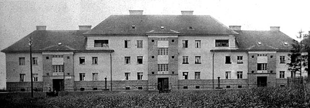 Die "Rote Burg" steht für den kommunalen Wohnbau in der Zwischenkriegszeit. | Foto: Sammlung Helfried Hinterleitner/Peter Paul Kirschner/Johannes Gstöttenmaier