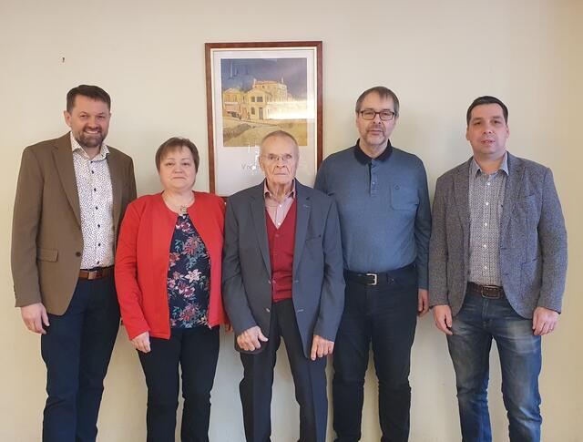 Ein langjähriger Funktionär in verschiedenen Organisationen feierte in Limbach seinen 80. Geburtstag. Werner Entler (Mitte) war in der Ortspolitik für die SPÖ tätig, für den Verschönerungsverein, für die evangelische Kirche und den Sparverein. Ortsvorsteher Klaus Weber sowie die Gemeinderäte Margot Bösenhofer, Siegfried Knar und Wolfgang Zach gratulierten dem Jubilar. | Foto: Gemeinde Kukmirn