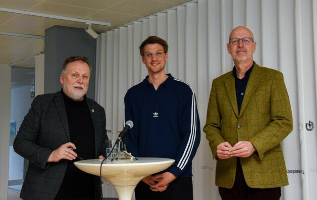 Direktor Fritz Eller (li.) begrüßte ZiB-Social-Media-Chef Patrick Swanson und den Leiter des Tiroler Kulturservices Klaus Machajdik. | Foto: HAK/D. Zott