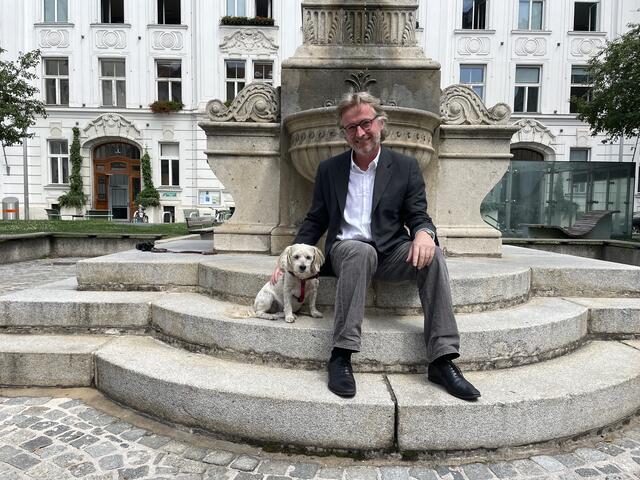 Der Josefstädter Bezirksvorsteher Martin Fabisch (Grüne) hat seine Hündin Peekaboo immer an seiner Seite.  | Foto: Tobias Schmitzberger