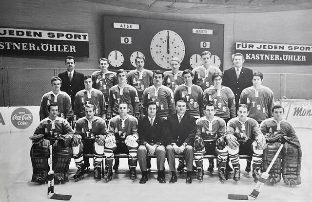 Saison 1970/71
1. Reihe sitzend: Franz Schilcher, Helmut Jäger, Frantisek Tikal, Dr. Hans Dobida, Karl Dragosits, Josef Barta, Walter Primus, Hansi Schilcher;
2. Reihe stehend von links: Armin Schaden, Werner Glanzer, Franz Voves, Klaus Auracher, Max Moser, Gerald Schuller, Herbert Platzer;
3. Reihe stehend von links: Hubert Olschnegger, Kurt Estl, Willi Strauss, Erich Timischl, Kurt Hilgarth, Franz Moitzi.