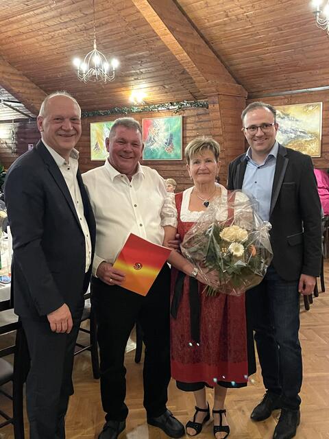 In Olbendorf feierten Anneliese und Kurt Janisch ihre Goldene Hochzeit. Bgm. Wolfgang Sodl (links) und Vbgm. Florian Ohrenhofer (rechts) überbrachten Glückwünsche. | Foto: Gemeinde Olbendorf