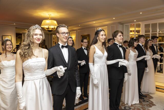 Eröffnungspolonaise durch die Tanzschule Seifert  | Foto: Andreas Kolarik
