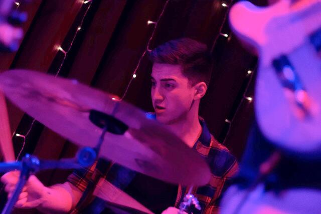 Florian Pichler an den Drums. | Foto: Helmut Pérez Mayer